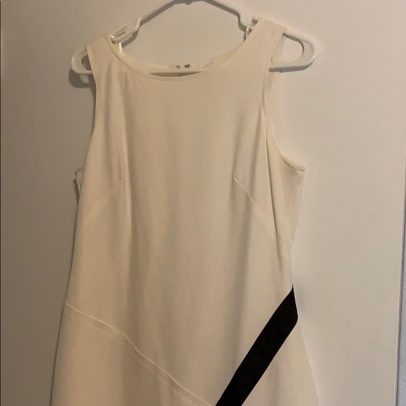 White dress with a black line on the side - Picture 2 of 4